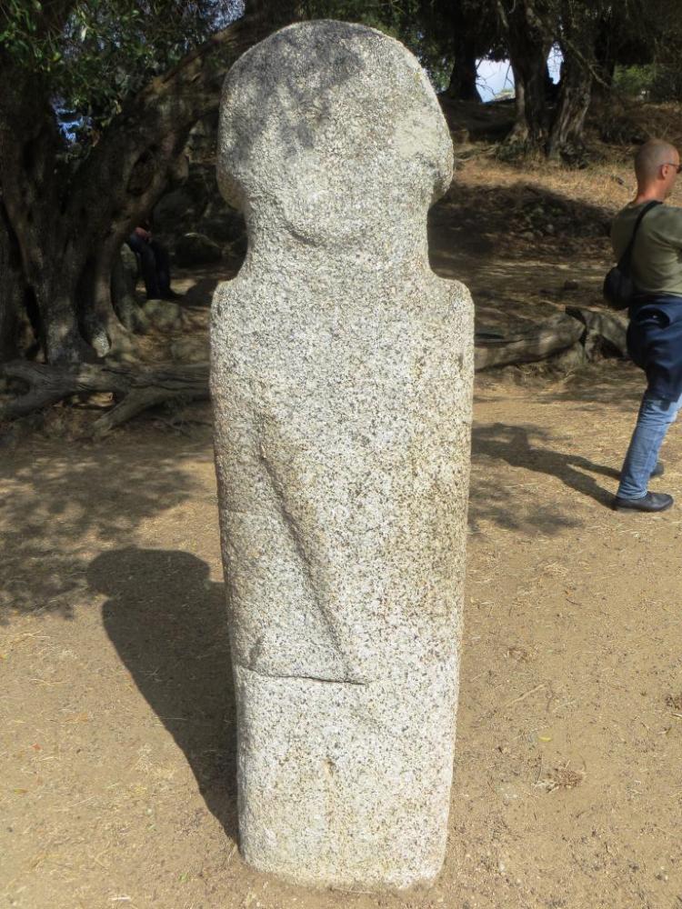 filitosa-1-of-5-aligned-menhirs